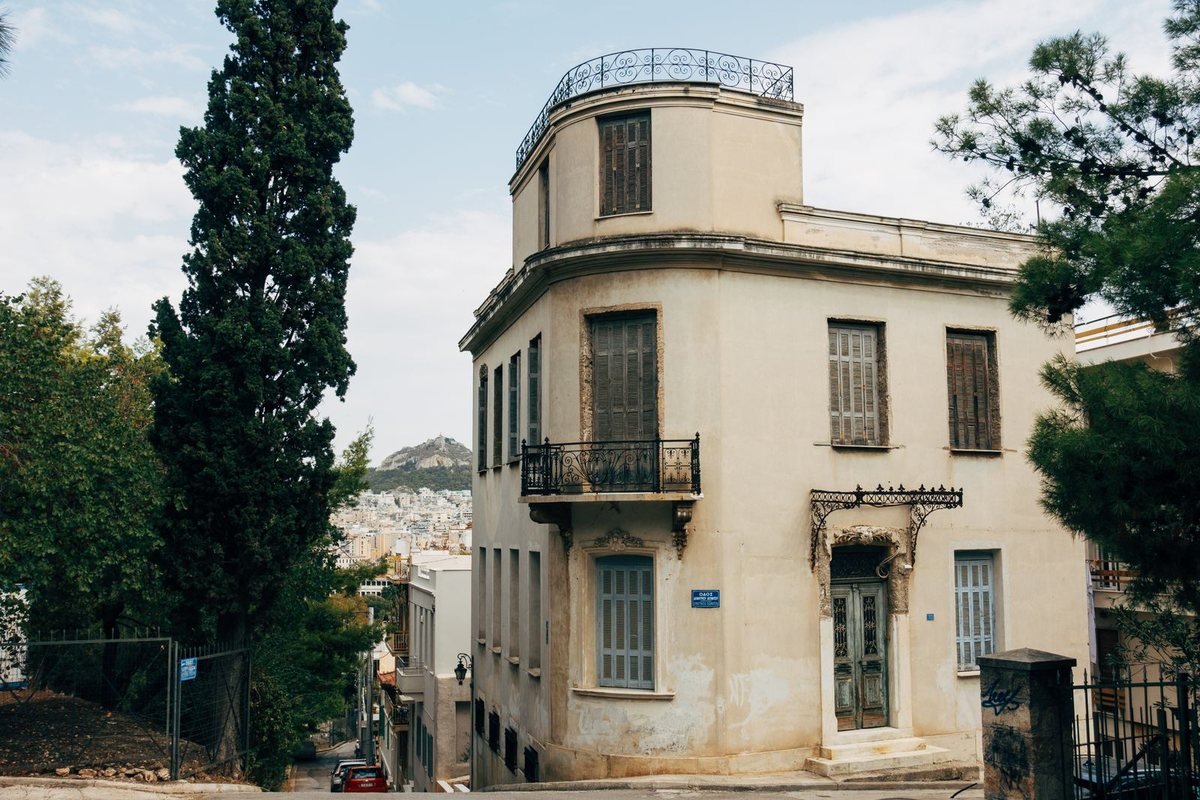 שכונת מגורים אתונאית עם אדריכלות מקומית וצמחייה ים־תיכונית